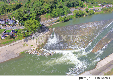 山田堰　福岡県朝倉市の筑後川にある堰　ドローンより空撮 44018203