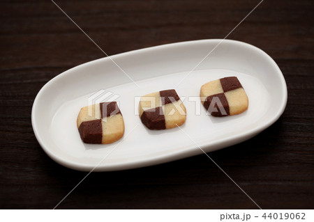 チョコレート バター クッキー ビスケット お皿 テーブル チョコレート バター クッキー ビスケット お皿 テーブル 44019062