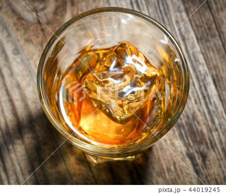 glass of alcohol drink whiskey with ice 44019245
