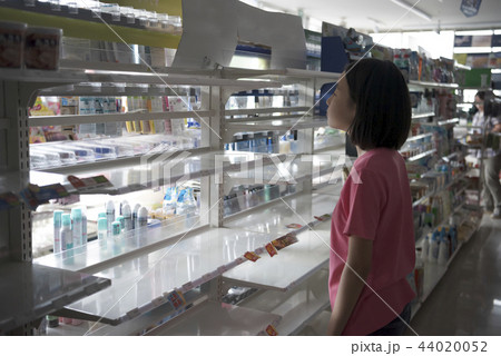 地震で空になったコンビニの棚 44020052