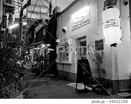 大阪梅田 お初天神の路地裏（モノクロ） 44022109