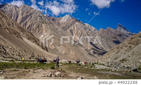 Trekking along the Braldu River in the Karakorum  44022288