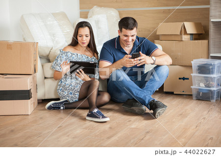 Happy Couple moving to a new home Happy Couple moving to a new home 44022627