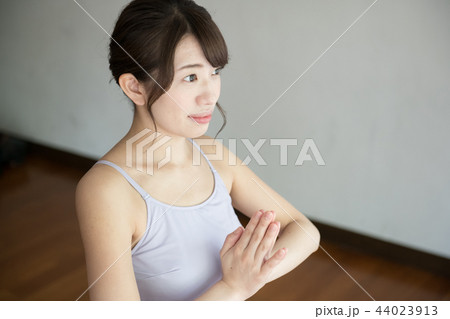 ヨガをする若い日本人女性 ヨガをする若い日本人女性 44023913