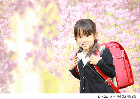 ランドセルを背負う女の子 ランドセルを背負う女の子 44024939