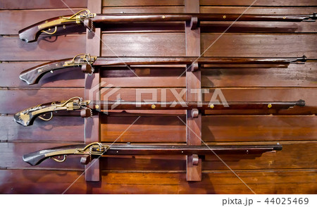 ウッドパネルに掛けられた火縄銃 ウッドパネルに掛けられた火縄銃 44025469