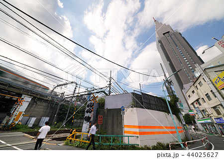 日本の東京都市景観 代々木駅付近の厩道踏切やNTTドコモ代々木ビルなどを望む(千駄ヶ谷側から) 日本の東京都市景観 代々木駅付近の厩道踏切やNTTドコモ代々木ビルなどを望む(千駄ヶ谷側から) 44025627