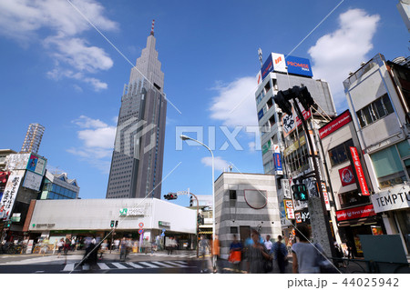 日本の東京都市景観 代々木駅やNTTドコモ代々木ビルなど、街並みを望む 日本の東京都市景観 代々木駅やNTTドコモ代々木ビルなど、街並みを望む 44025942