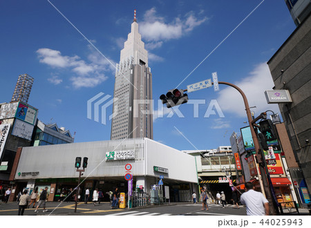 日本の東京都市景観 代々木駅やNTTドコモ代々木ビルなど、街並みを望む 日本の東京都市景観 代々木駅やNTTドコモ代々木ビルなど、街並みを望む 44025943