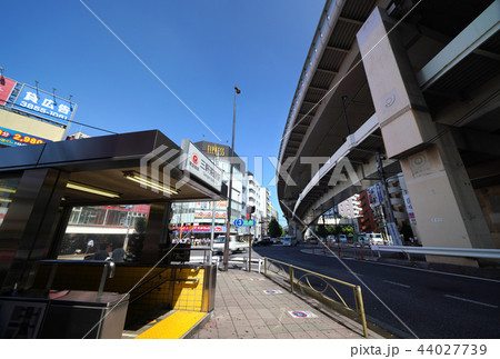 日本の東京都市景観　三軒茶屋駅など、街並みを望む 44027739