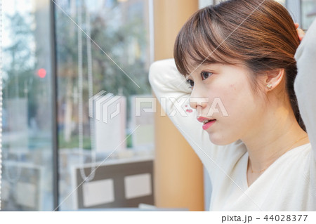髪の毛をセットする若い女性 44028377