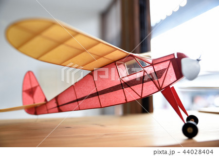 透けて見えるプロペラ式飛行機 44028404