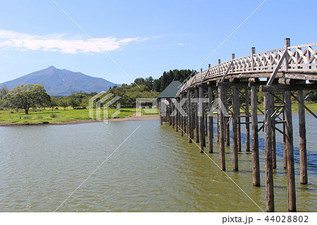 快晴の鶴の舞橋と岩木山　青森県　 44028802