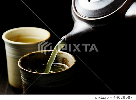 注がれる緑茶 44029087