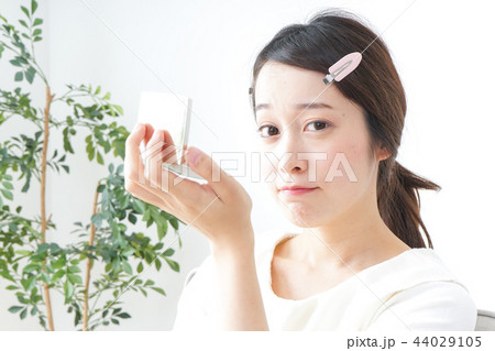 スキンケアをする若い女性 44029105