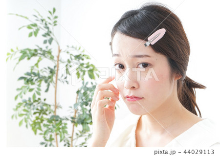 スキンケアをする若い女性 スキンケアをする若い女性 44029113