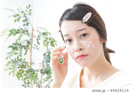 スキンケアをする若い女性 スキンケアをする若い女性 44029114