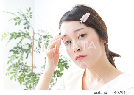 スキンケアをする若い女性 スキンケアをする若い女性 44029115