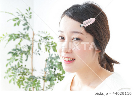 スキンケアをする若い女性 44029116