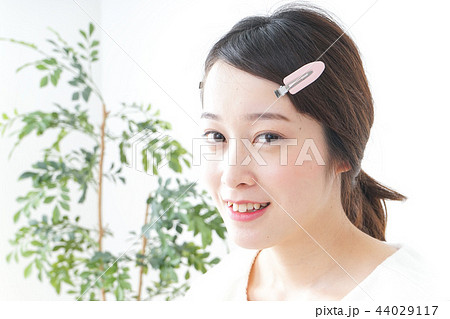 スキンケアをする若い女性 44029117