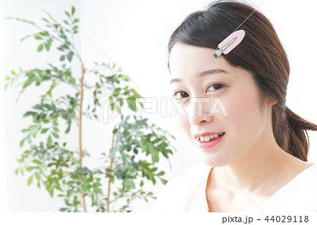 スキンケアをする若い女性 44029118
