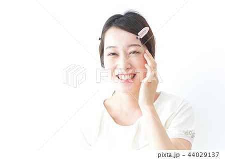 スキンケアをする若い女性 スキンケアをする若い女性 44029137