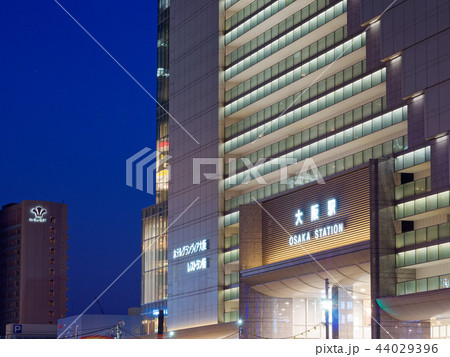 夜のJR大阪駅 サウスゲートビルディング 44029396