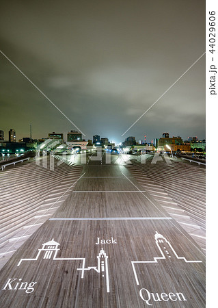 横浜　大さん橋の夜景 44029606