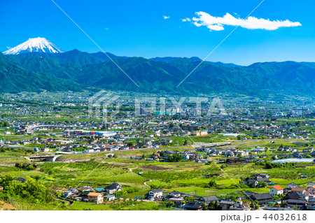 《山梨県》富士山と甲府盆地を一望 44032618