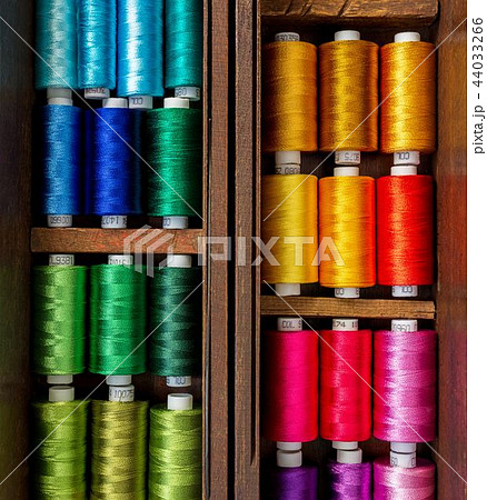 Spool of colorful threads in wooden box 44033266