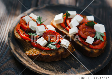 Rye bruschetta with grilled tomatoes and feta 44037247