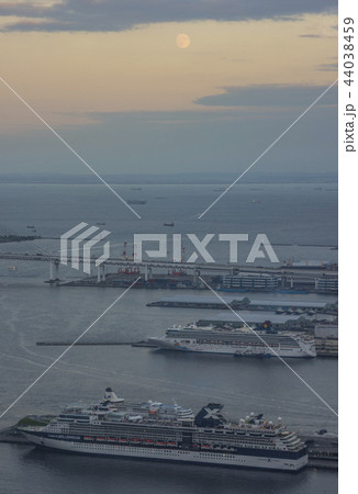 中秋の名月の横浜港 44038459