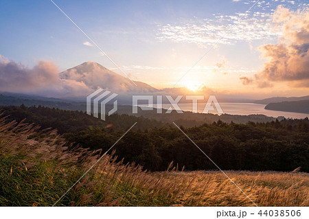 （山梨県）山中湖パノラマ台から、秋の富士山 44038506