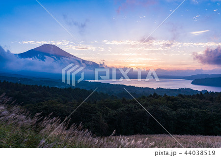 （山梨県）山中湖パノラマ台から、秋の富士山 44038519
