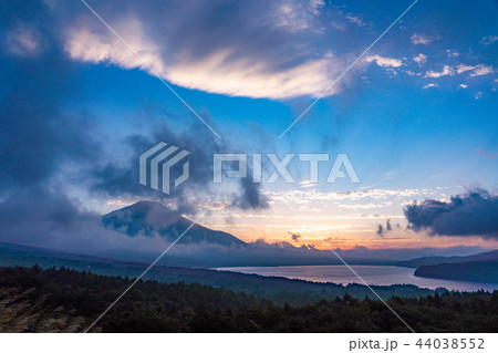 （山梨県）山中湖パノラマ台から、巨大つるし雲と富士山 44038552