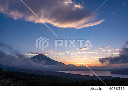 （山梨県）山中湖パノラマ台から、巨大つるし雲と富士山 44038556