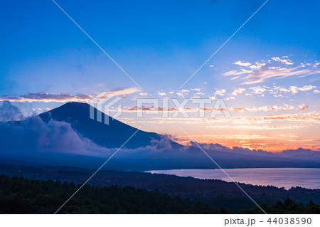 （山梨県）山中湖パノラマ台から、富士山・一日の終わり 44038590
