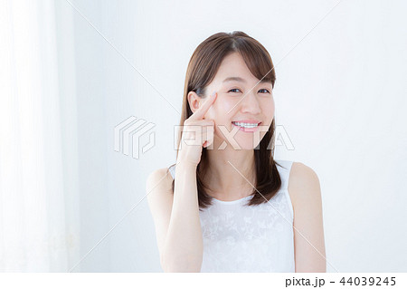 young woman 44039245