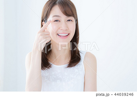 young woman young woman 44039246