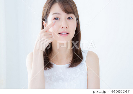 young woman 44039247