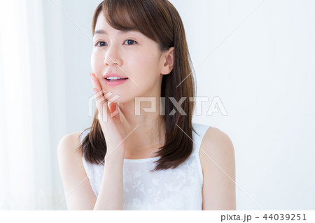 young woman young woman 44039251