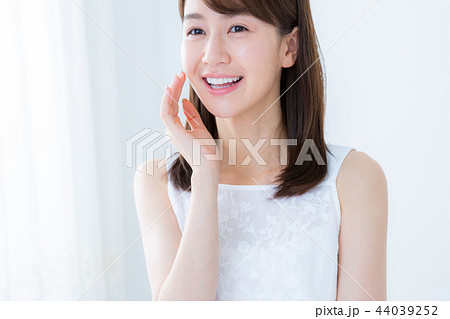 young woman young woman 44039252