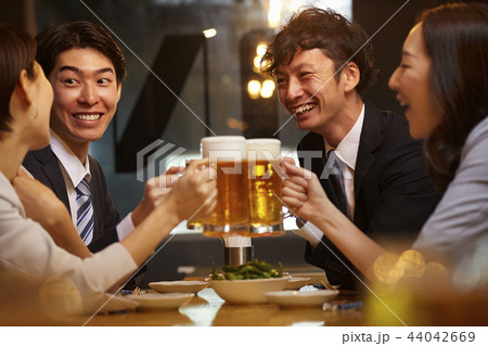 お酒を飲む社会人 44042669