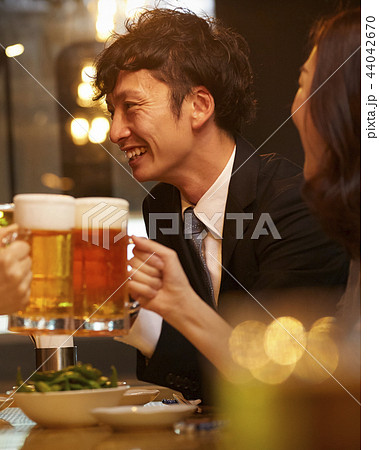 お酒を飲む社会人 44042670