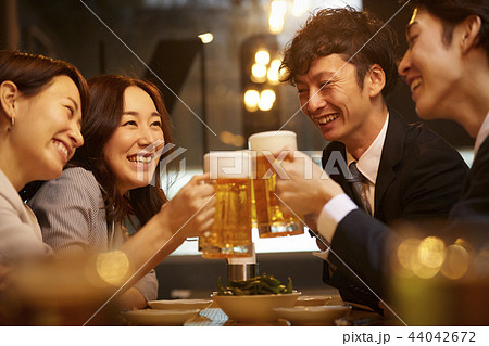 お酒を飲む社会人 44042672