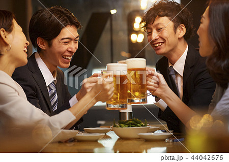 お酒を飲む社会人 お酒を飲む社会人 44042676