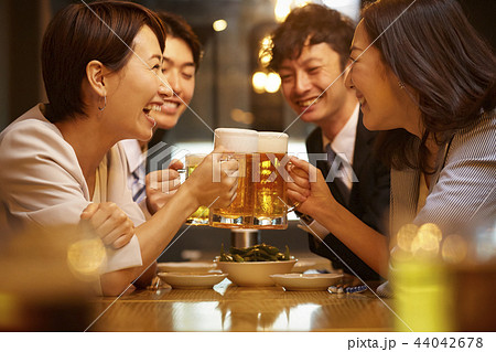 お酒を飲む社会人 44042678