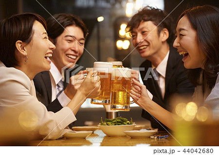 お酒を飲む社会人 44042680