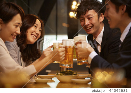 お酒を飲む社会人 44042681