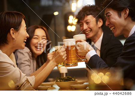 お酒を飲む社会人 44042686